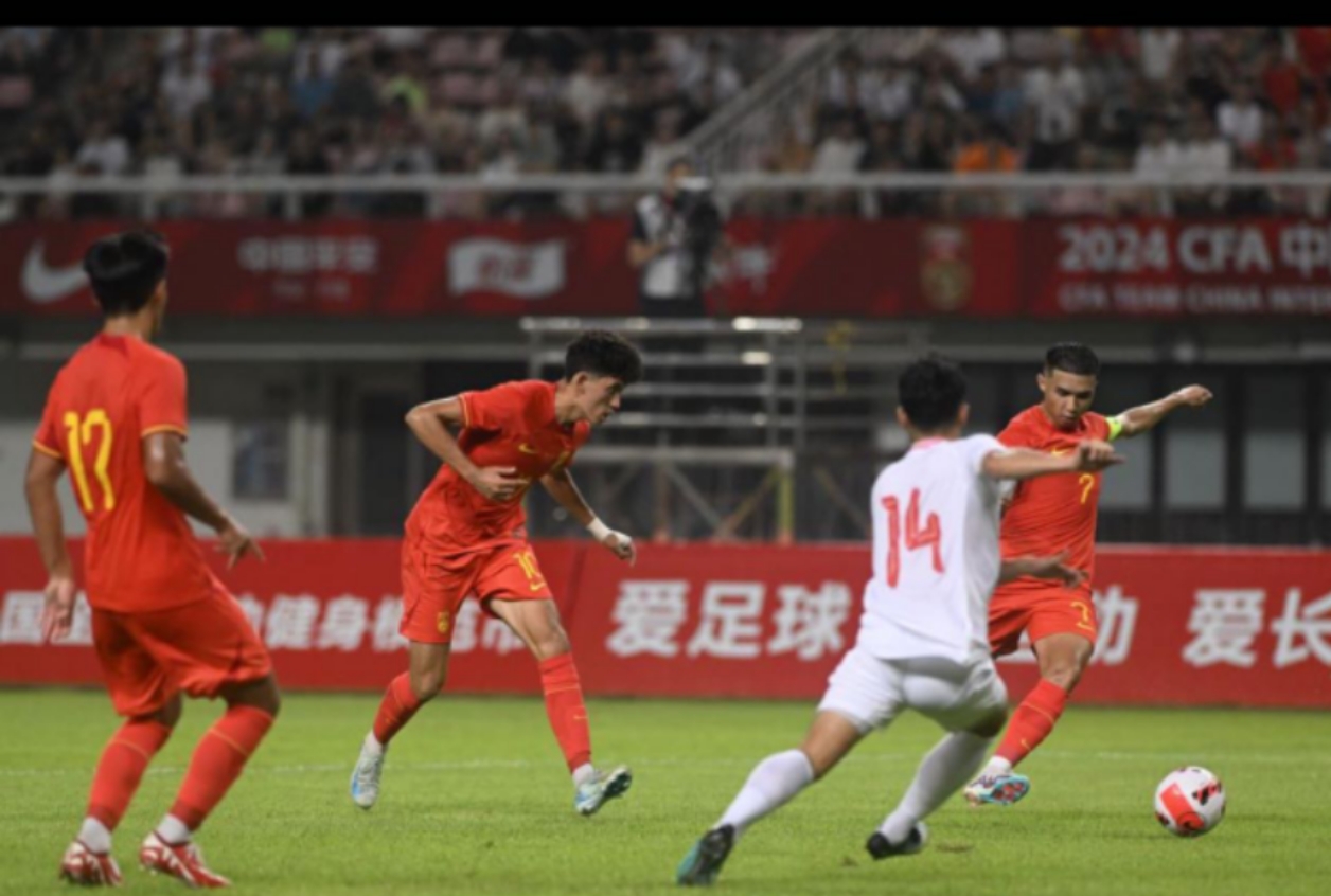 国内足球职业联赛激烈角逐精彩继续