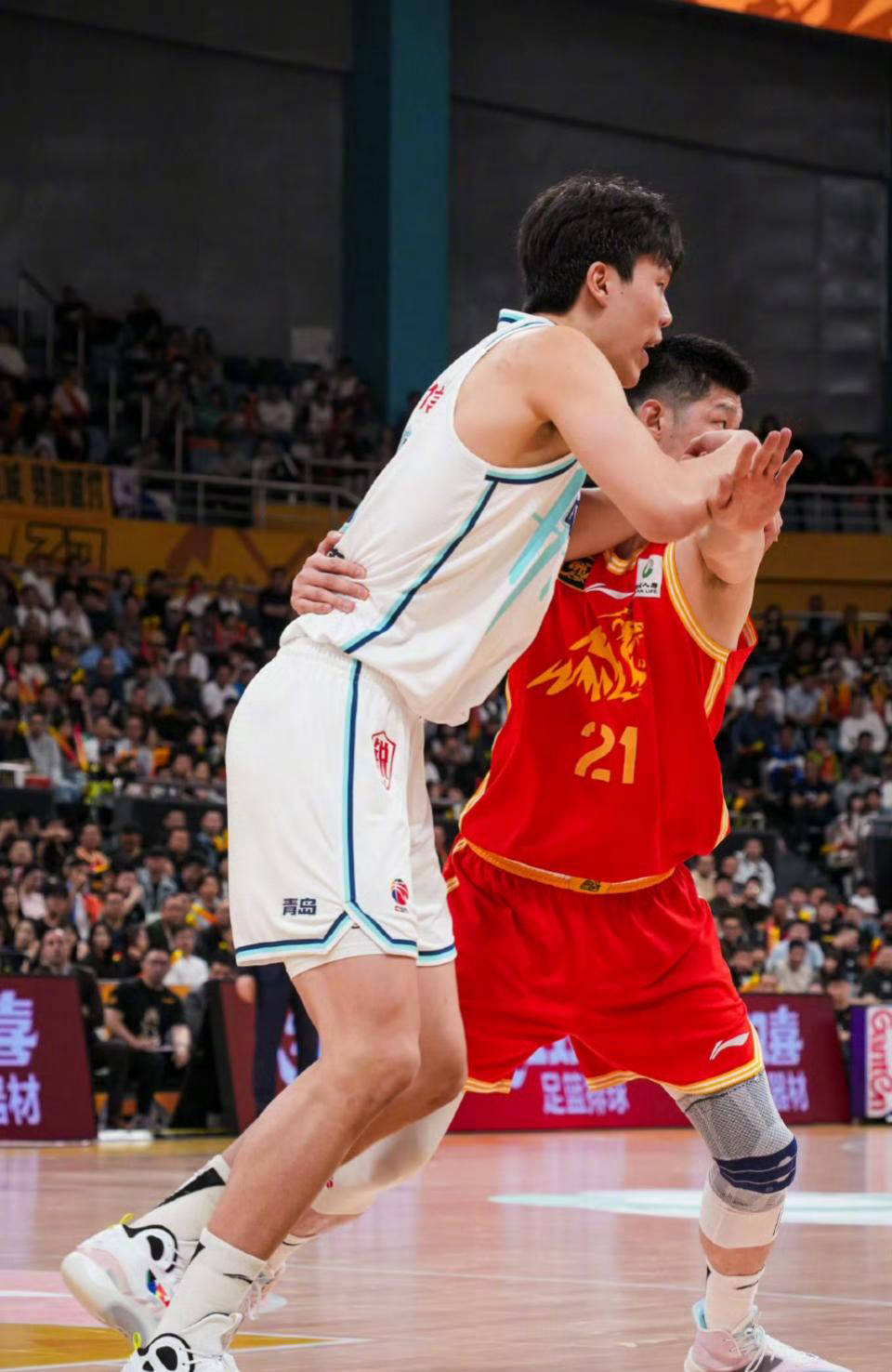 球员们在比赛中彰显出色实力，势不可挡